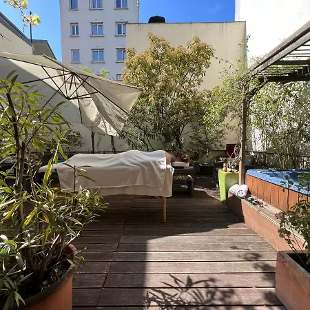 Maison Lavaud בית הארחה 2*